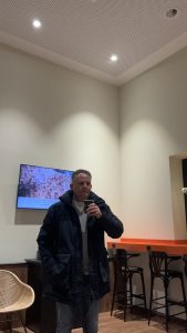 Tesla supercharger laadstation lounge Peine