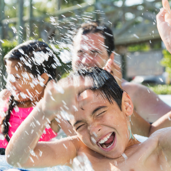 Kinderen spelen in een zwembad: drinkwater is een randvoorwaarde voor recreatie