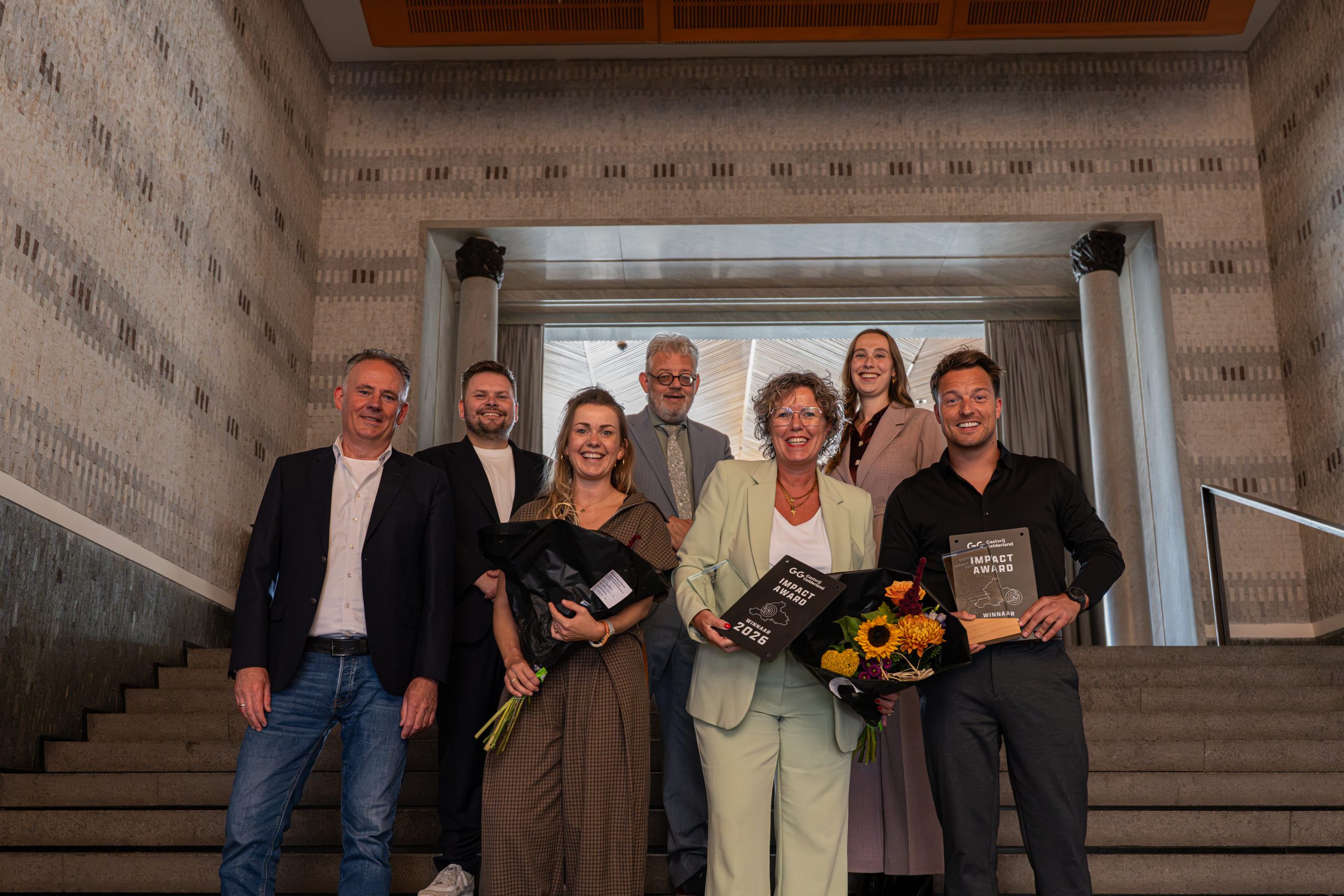 Groepsfoto bij de uitreiking van de Gastvrij Gelderland Impact Awards in het Huis der Provincie in Arnhem