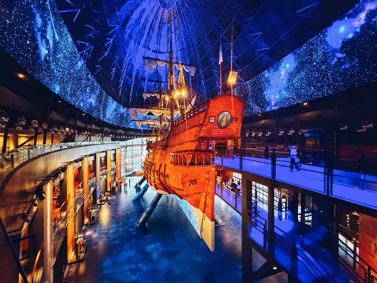 Levensgroot galjoen met blauwe lichtprojecties in Museo del Galeón in Manila
